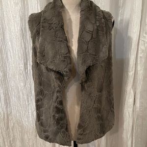Jack women’s faux fur vest. One clasp closure. Sized small light gray